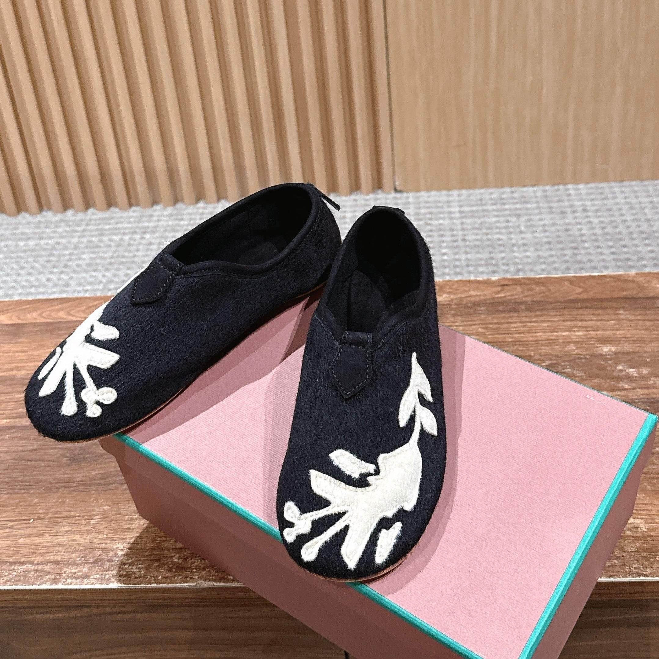 LP Floaty Embroidered Flats Loafer Black Suede 553988
