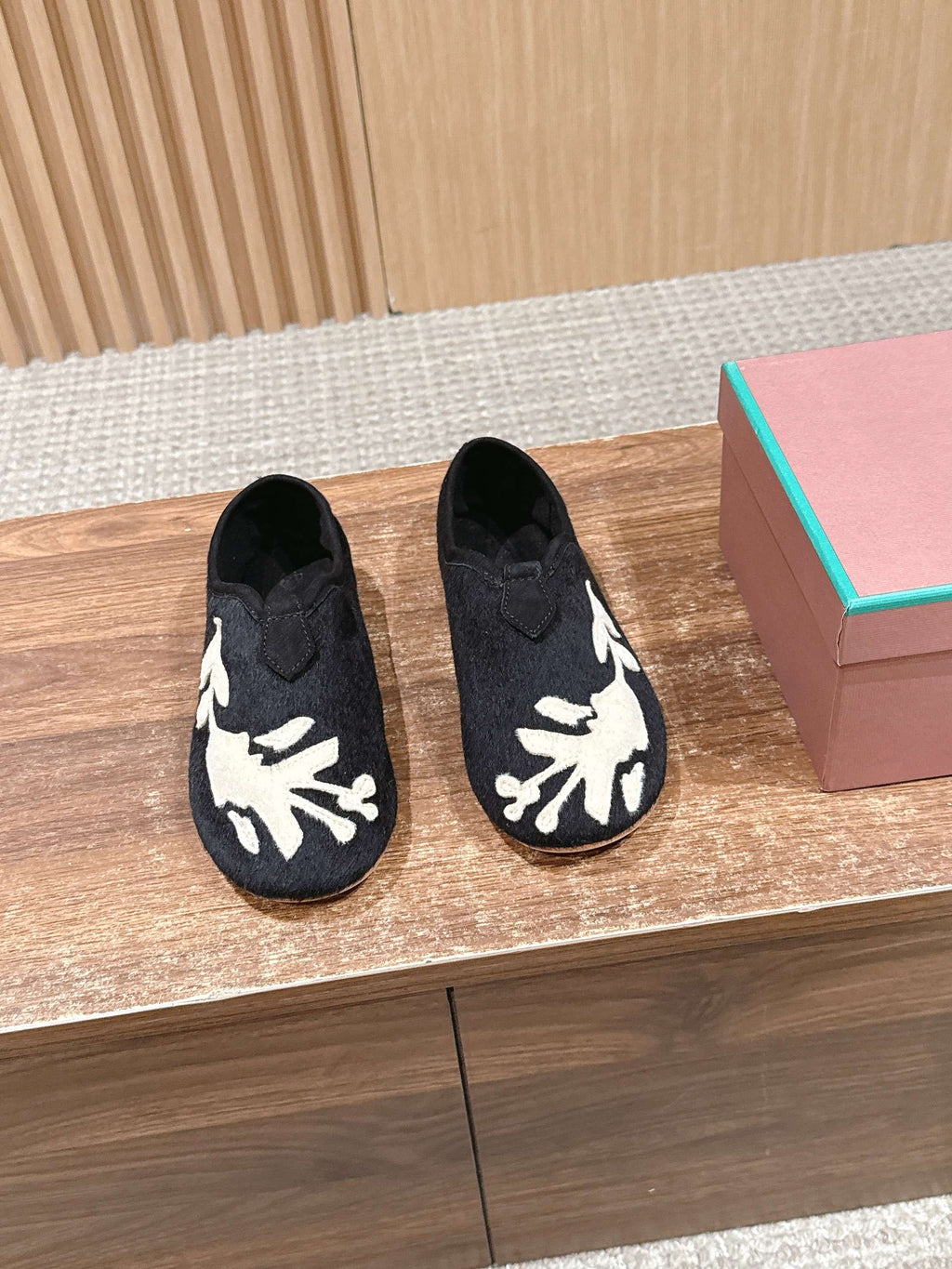 LP Floaty Embroidered Flats Loafer Black Suede 553988