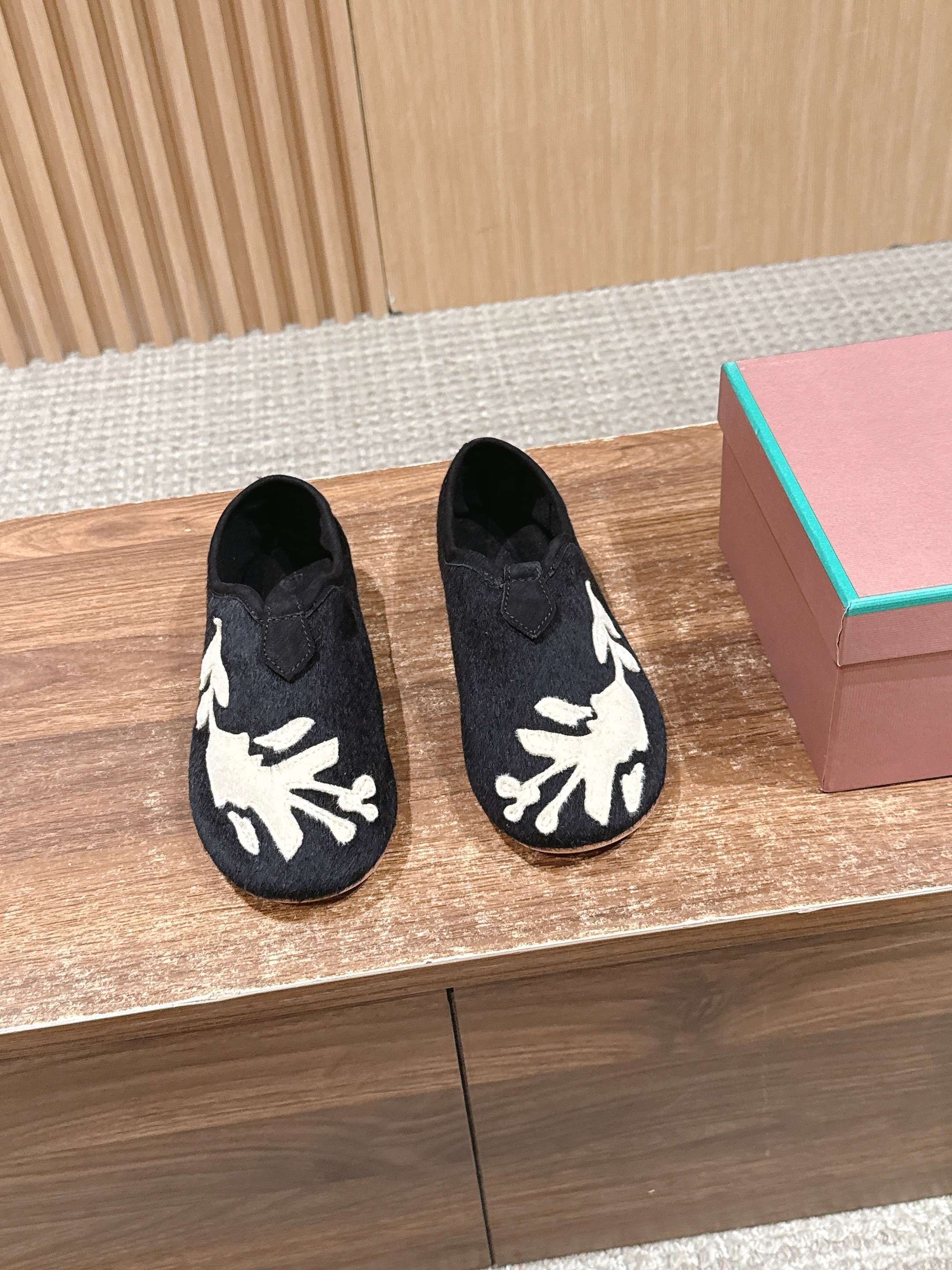 LP Floaty Embroidered Flats Loafer Black Suede 553988