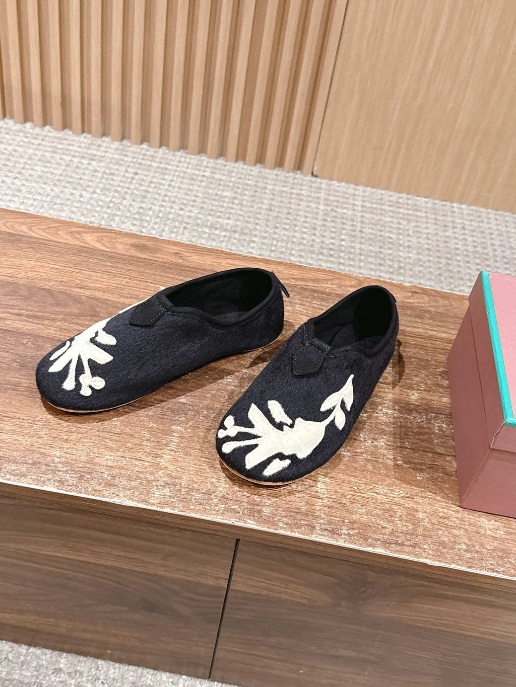 LP Floaty Embroidered Flats Loafer Black Suede 553988