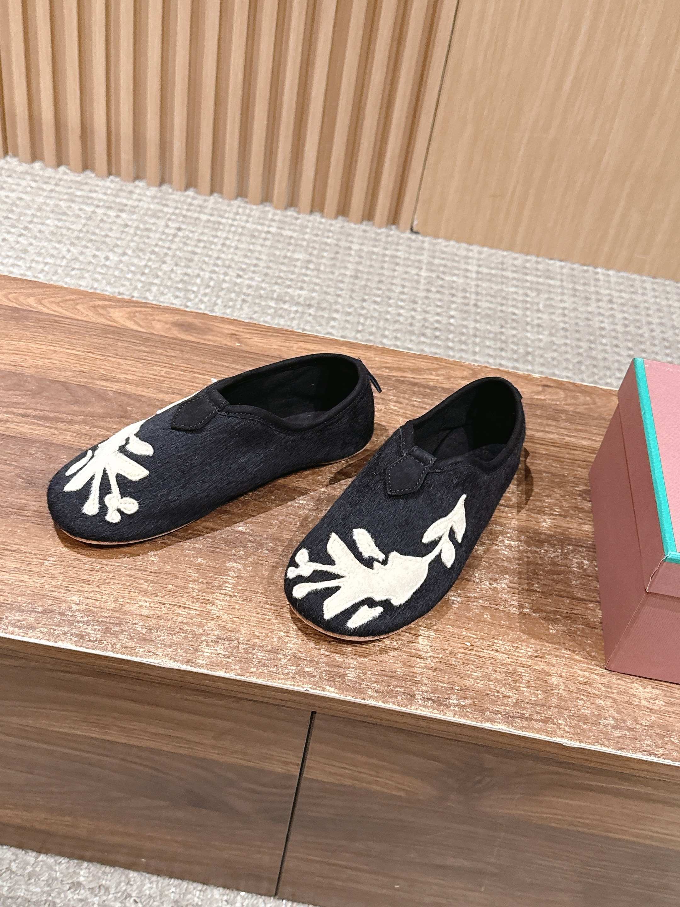 LP Floaty Embroidered Flats Loafer Black Suede 553988