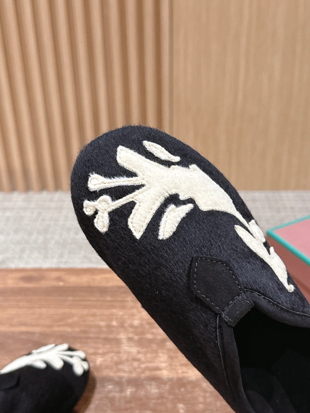 LP Floaty Embroidered Flats Loafer Black Suede 553988