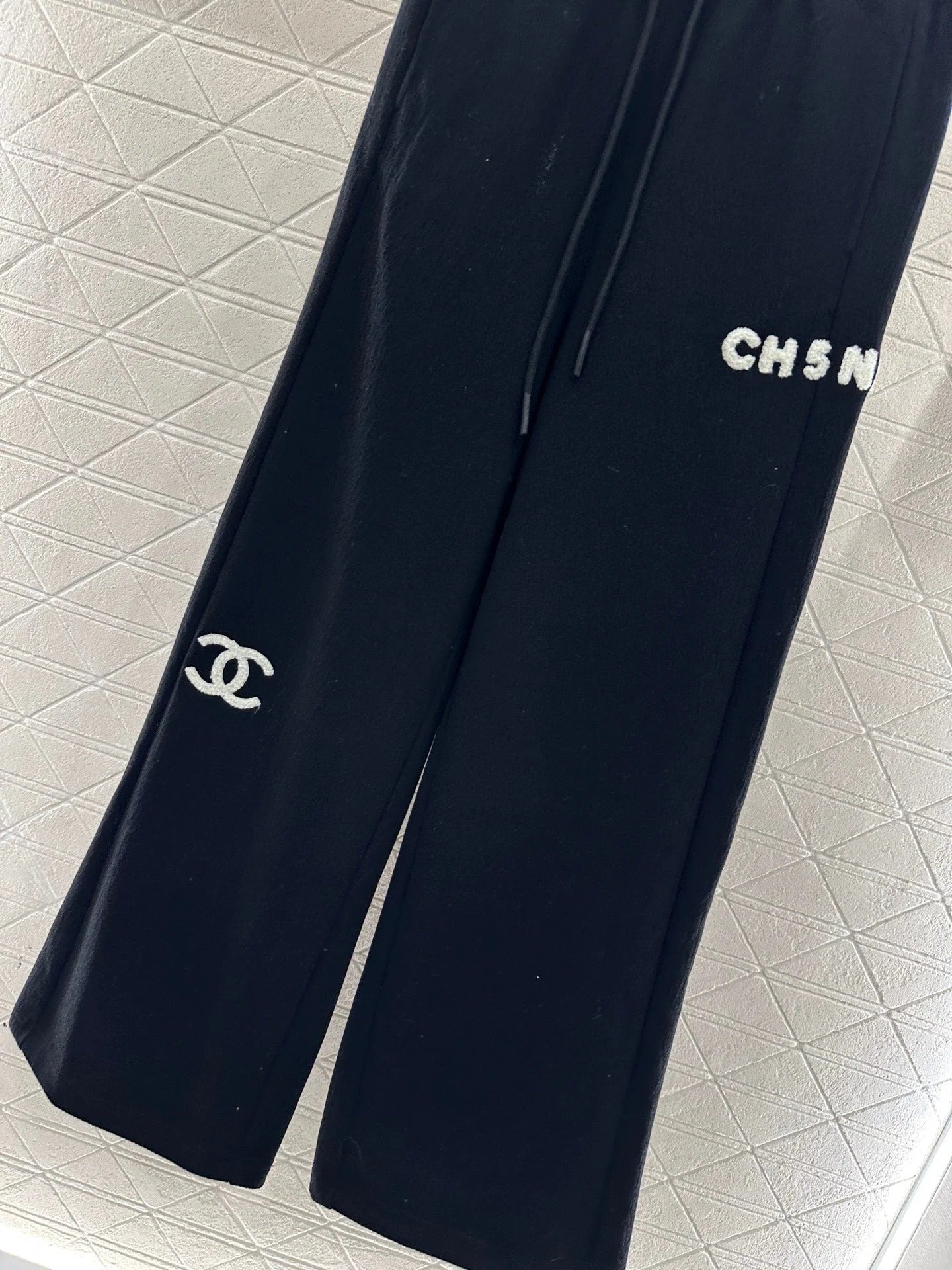 CHANEL 25S HIGH-WAISTED WIDE-LEG PANTS 304