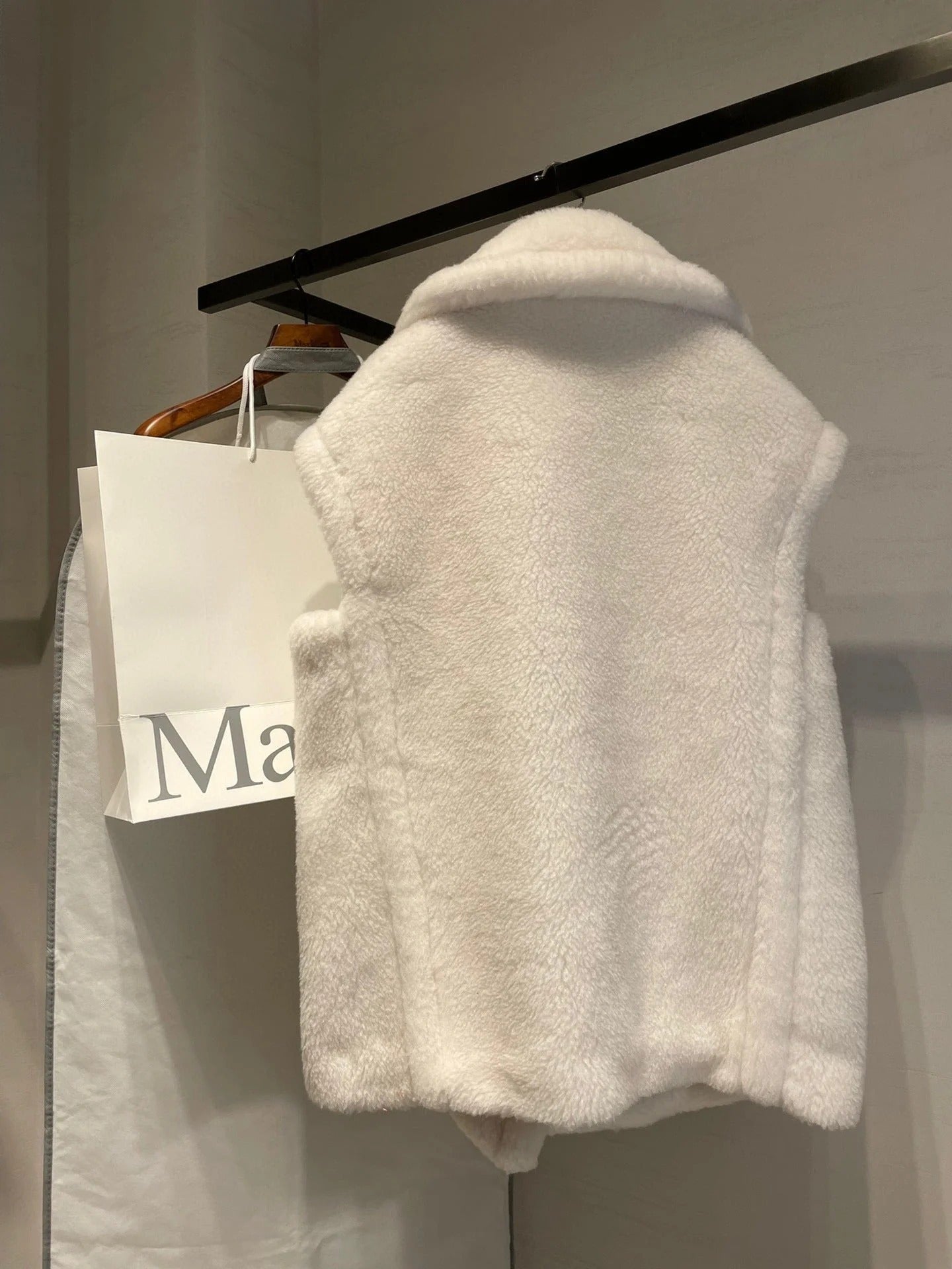 MAX MARA 25S SLEEVELESS TEDDY VEST 00550