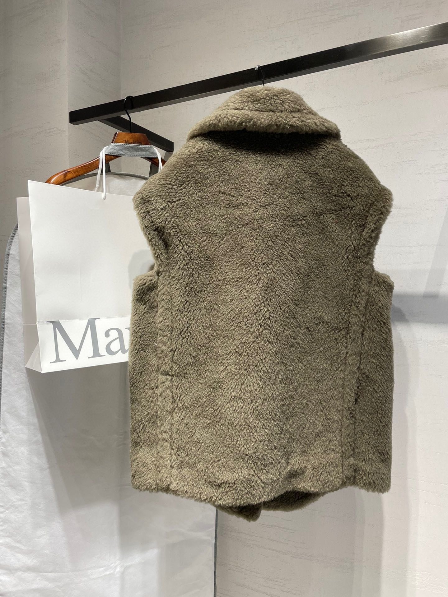 MAX MARA 25S SLEEVELESS TEDDY VEST 90550