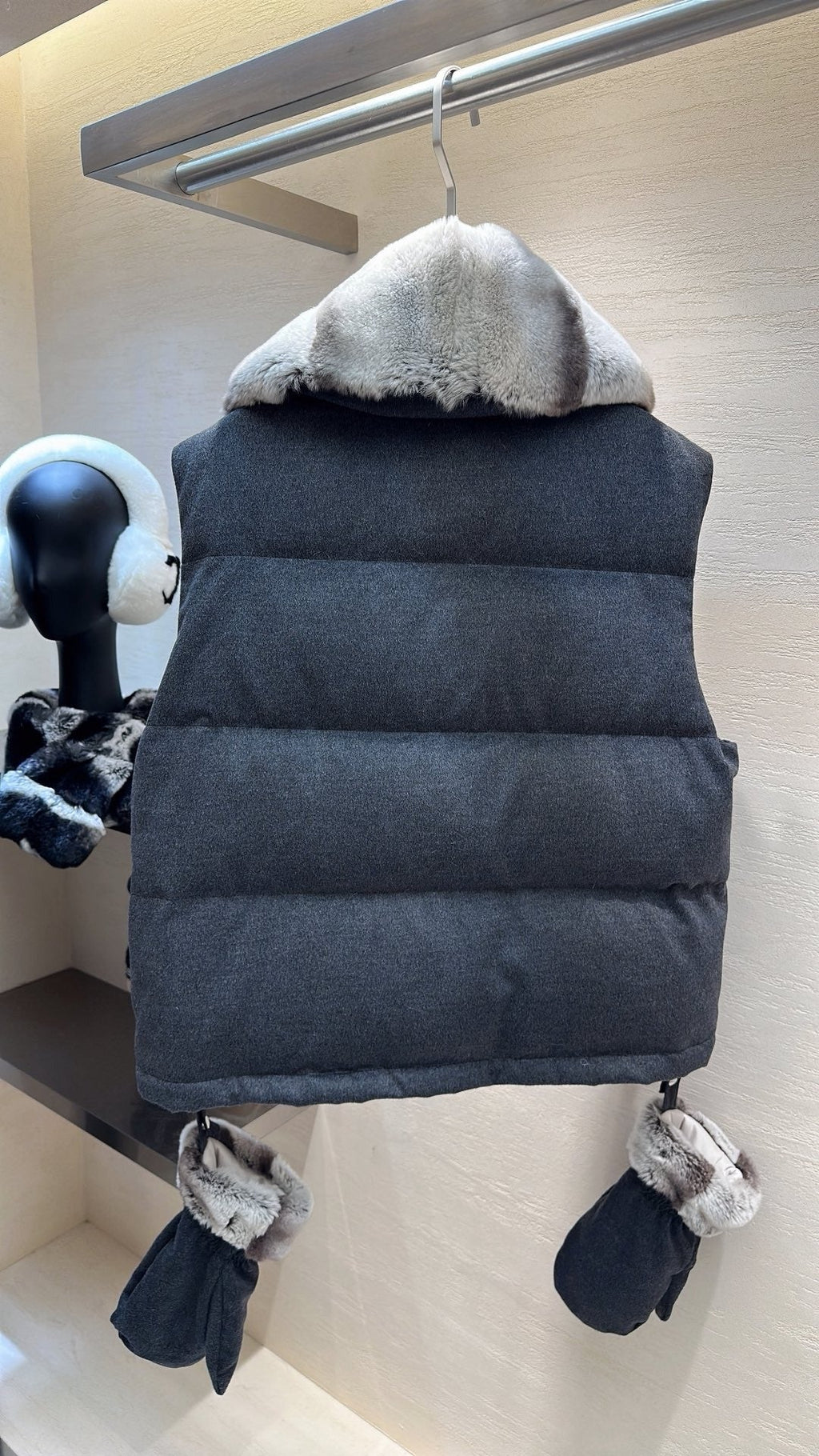 MAX MARA 25S VEST WITH RABBIT FUR COLLAR 057