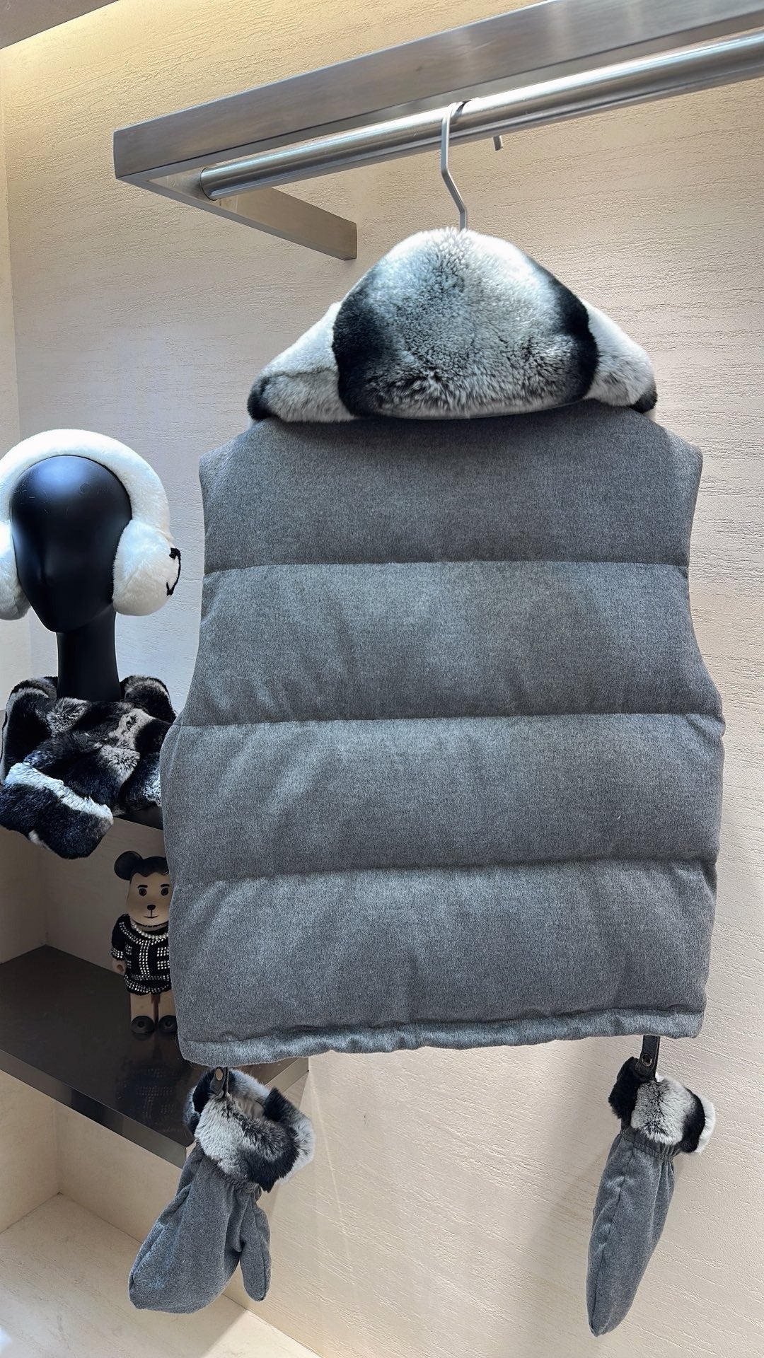 MAX MARA 25S VEST WITH RABBIT FUR COLLAR 058