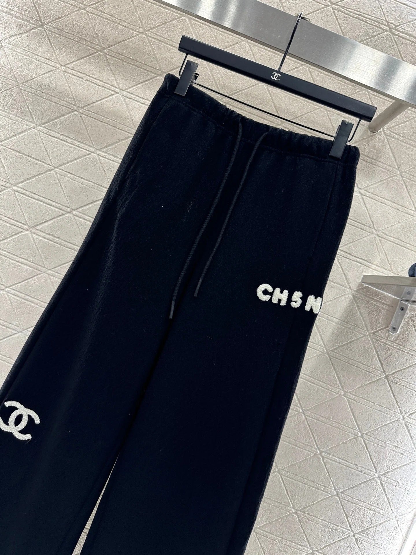 CHANEL 25S HIGH-WAISTED WIDE-LEG PANTS 304
