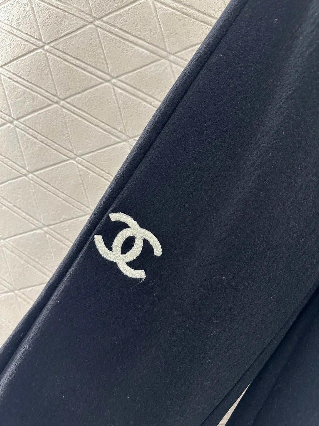 CHANEL 25S HIGH-WAISTED WIDE-LEG PANTS 304