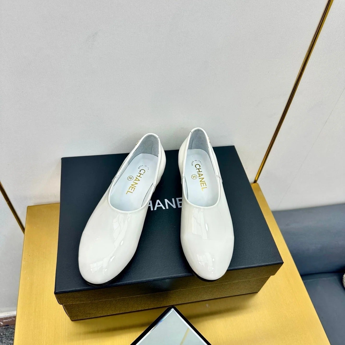 CC SIMPLE FLATS 25S IN WHITE GLOSSY LEATHER