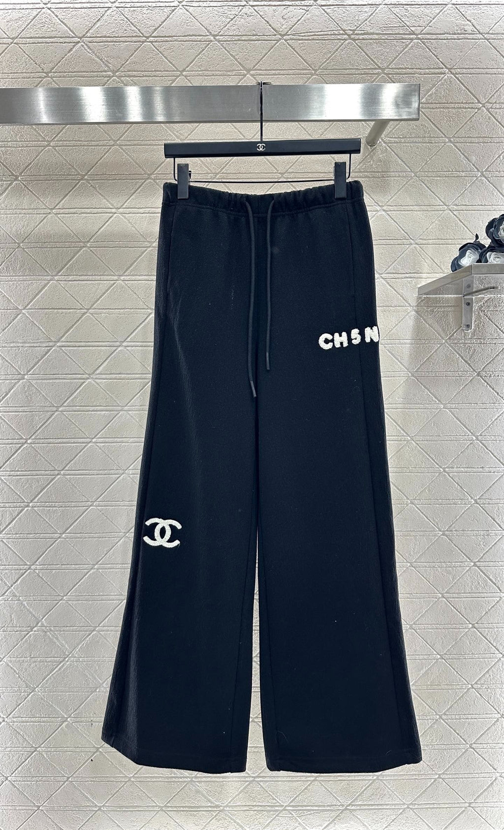 CHANEL 25S HIGH-WAISTED WIDE-LEG PANTS 304