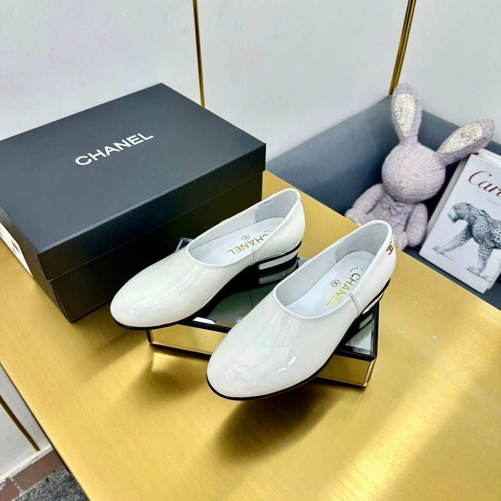 CC SIMPLE FLATS 25S IN WHITE GLOSSY LEATHER