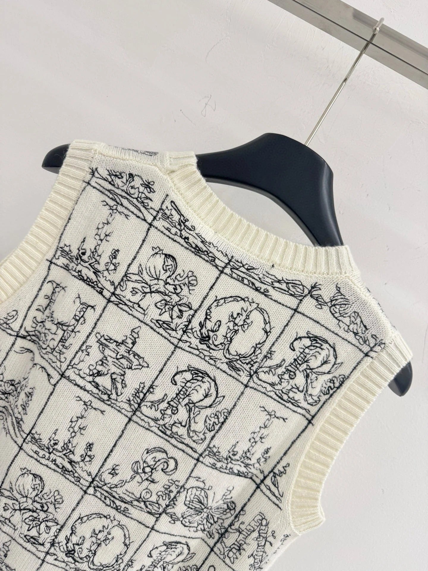 DIOR 25S SLEEVELESS VEST 609