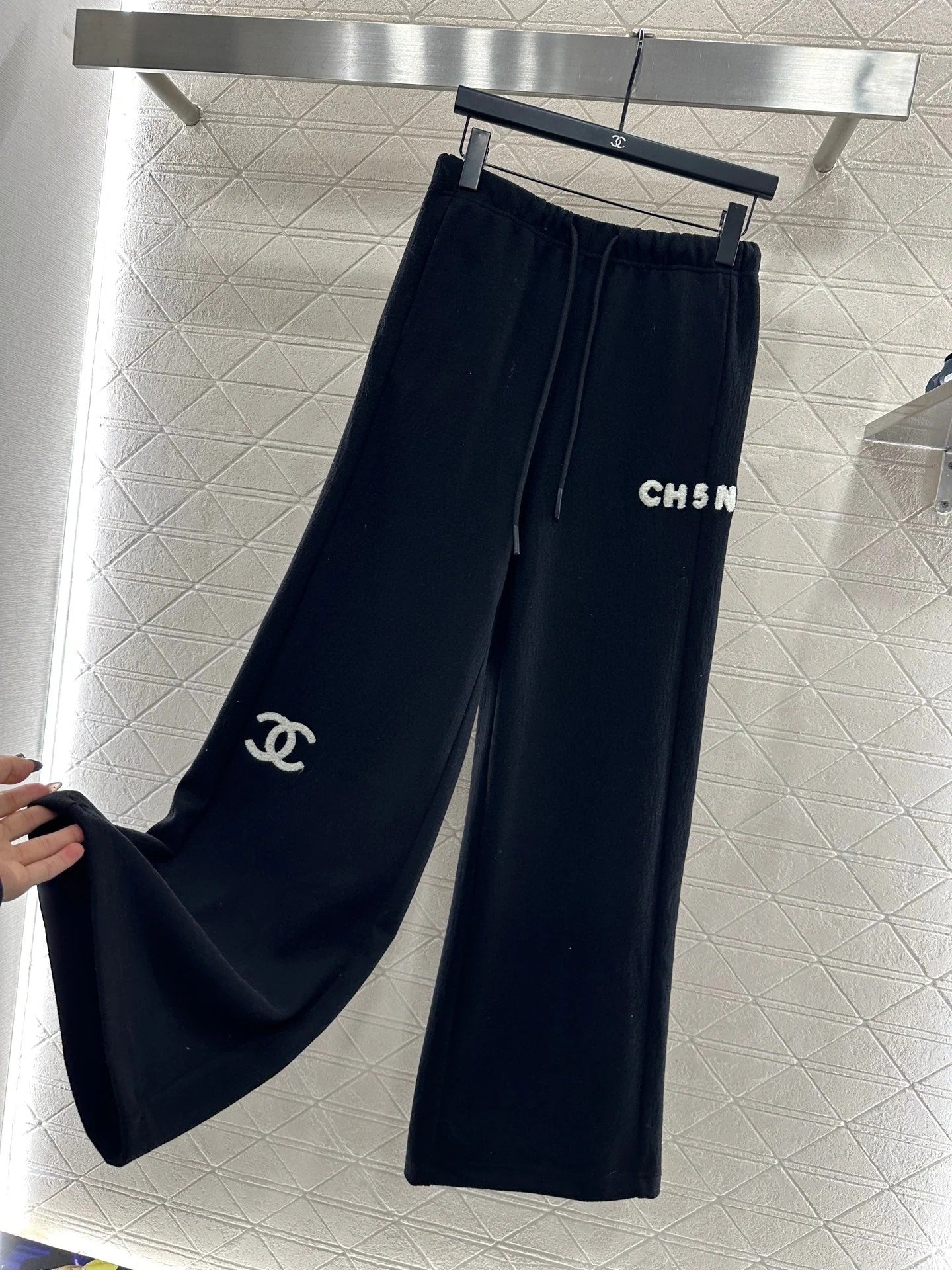 CHANEL 25S HIGH-WAISTED WIDE-LEG PANTS 304