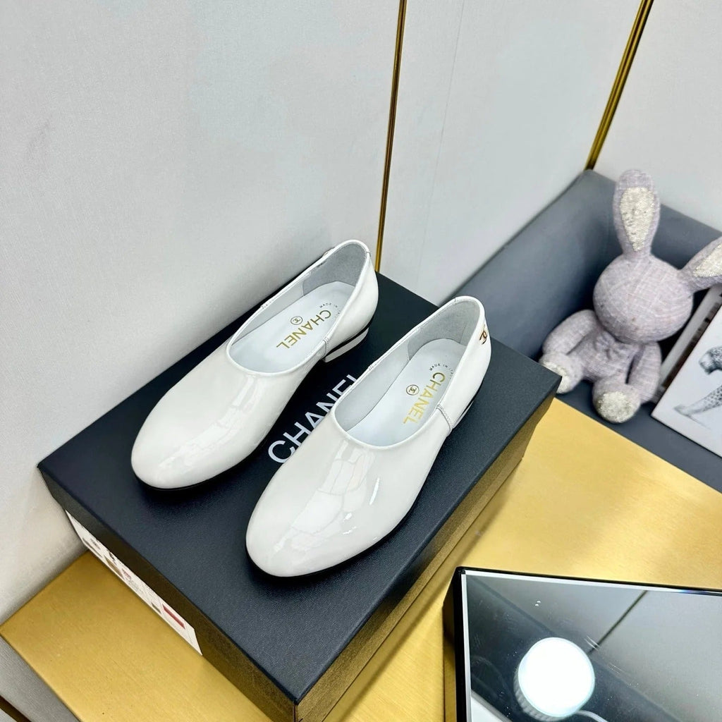 CC SIMPLE FLATS 25S IN WHITE GLOSSY LEATHER